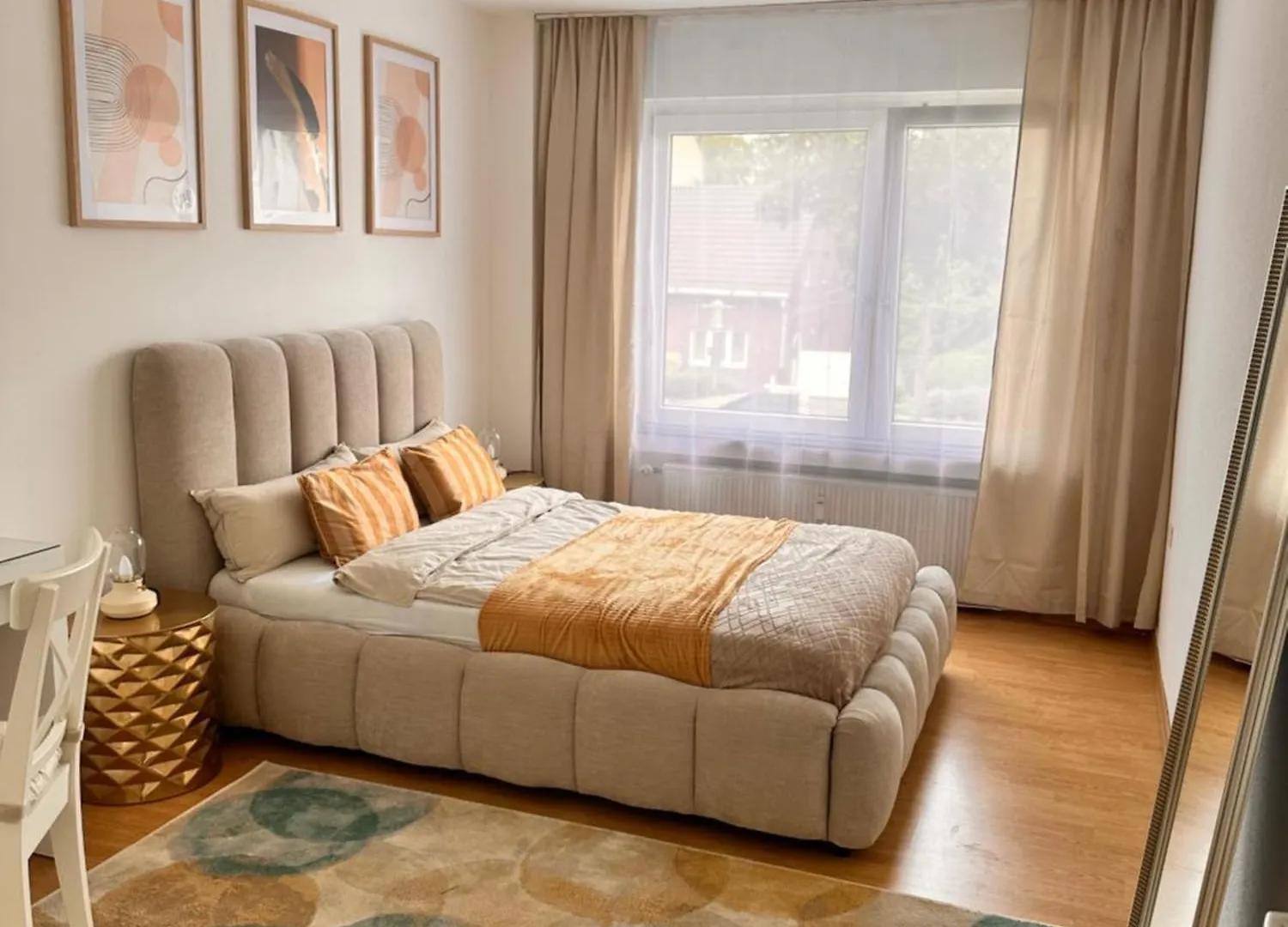 Room Deluxe 2 contacts
